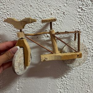 Bicicleta de madera miniatura